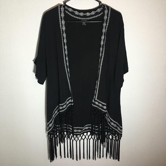 Timing Tops - Black and white kimono with fringe